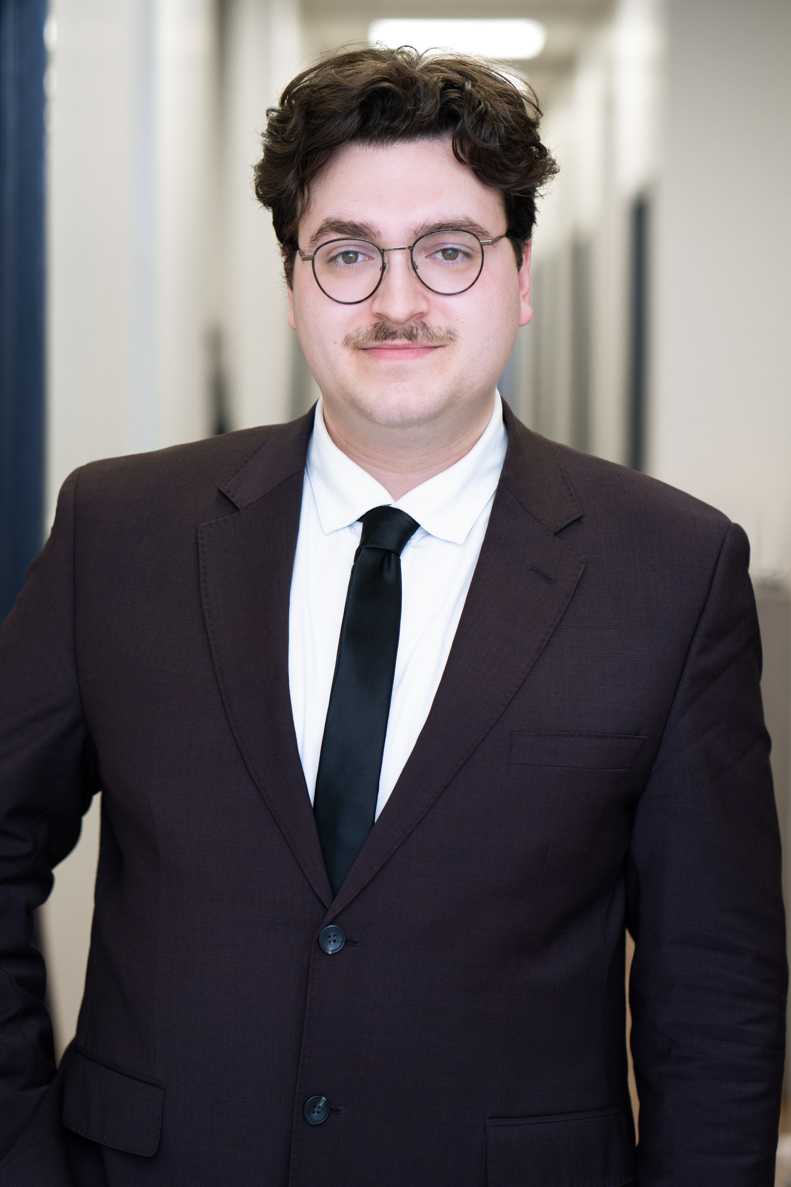 Liam Buell, Stagiaire en droit